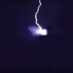 „Błyskawica uderzyła w błyszczący obiekt UFO” – Zobacz imponujące nagranie!
