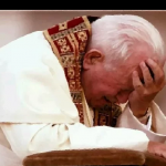 Obraz Jana Pawła II zaczął płakać krwawymi łzami! Znak od samego papieża?