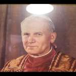 Z obrazem Jana Pawła II dzieje się coś niezwykłego – To Cud? (NAGRANIE)