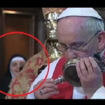 Przy Papieżu nagrano paranormalną istotę! Czy to demon?