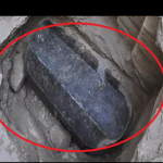 Górnicy odkryli sarkofag z człowiekiem z przyszłości (NAGRANIE)
