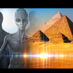 Co Kosmici ukryli wewnątrz Piramid i Sfinksa? Badacz UFO ujawnia prawdę (NAGRANIE)